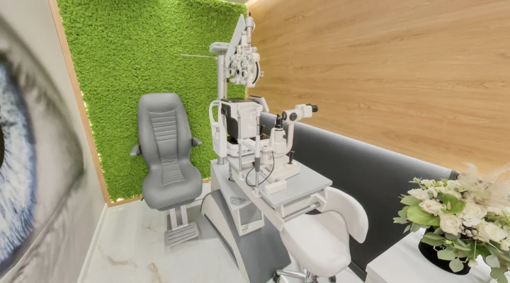 Nowoczesne badanie wzroku z użyciem tomografu Topcon Maestro 2 w salonie optycznym. Nowoczesne badanie wzroku z użyciem tomografu Topcon Maestro 2 w salonie optycznym.