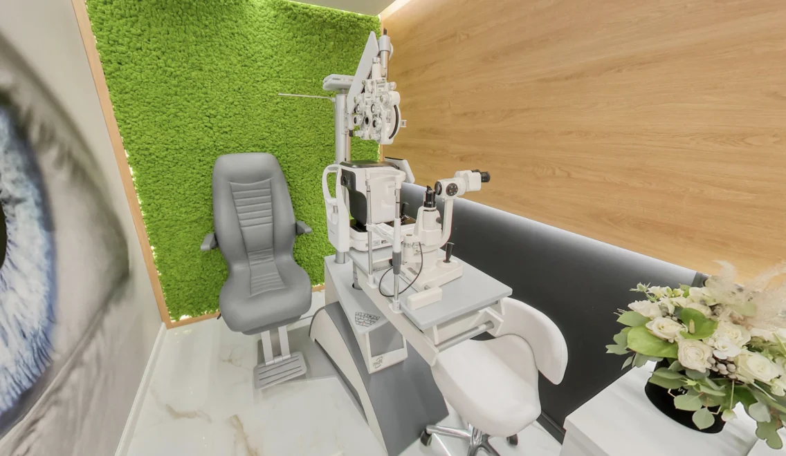 Nowoczesne badanie wzroku z użyciem tomografu Topcon Maestro 2 w salonie optycznym.